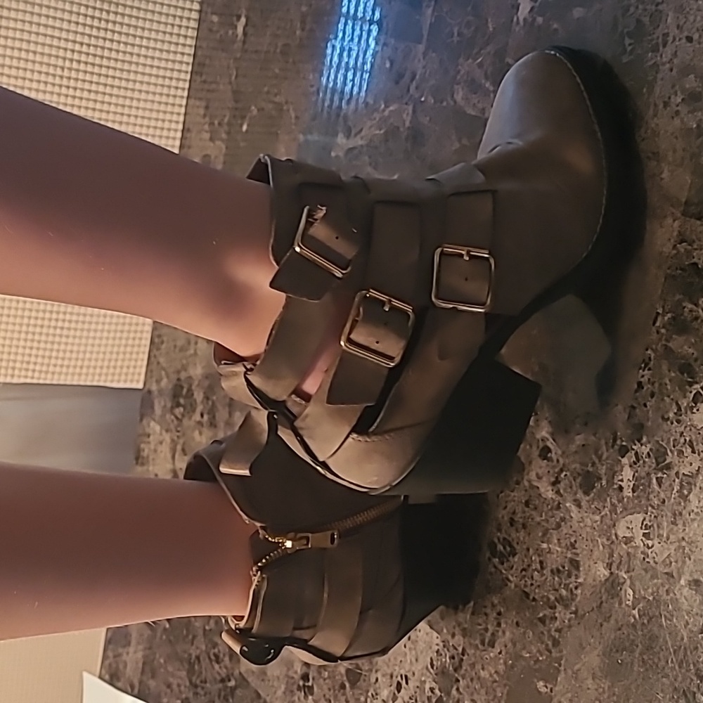 Report Aydin Womens size 9 gray ankle booties accent buckles